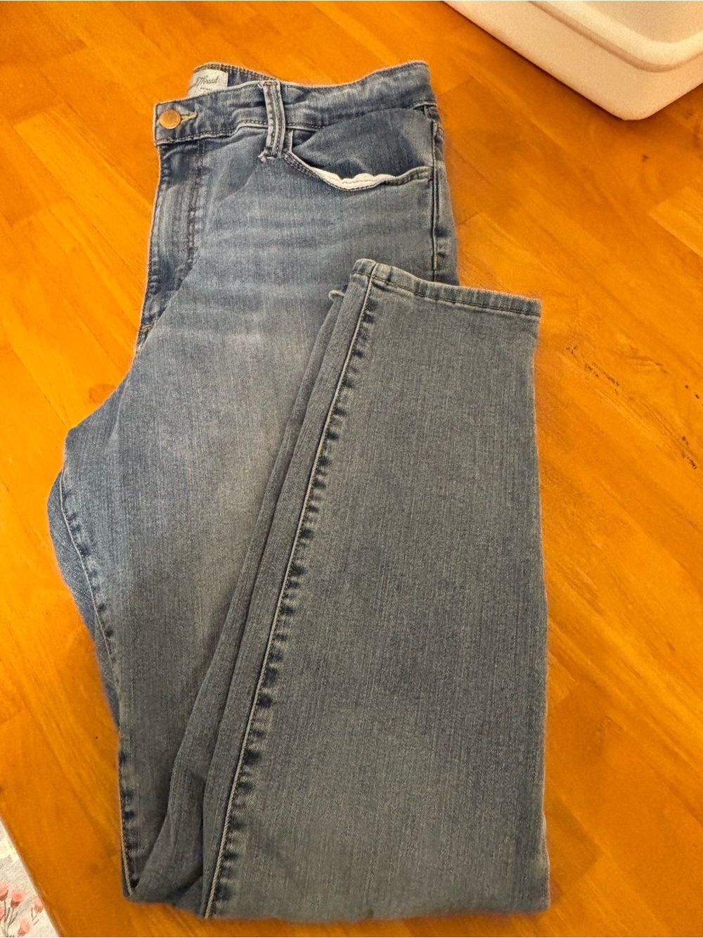 Universal Thread Women’s Slim Straight Light Blue Jeans